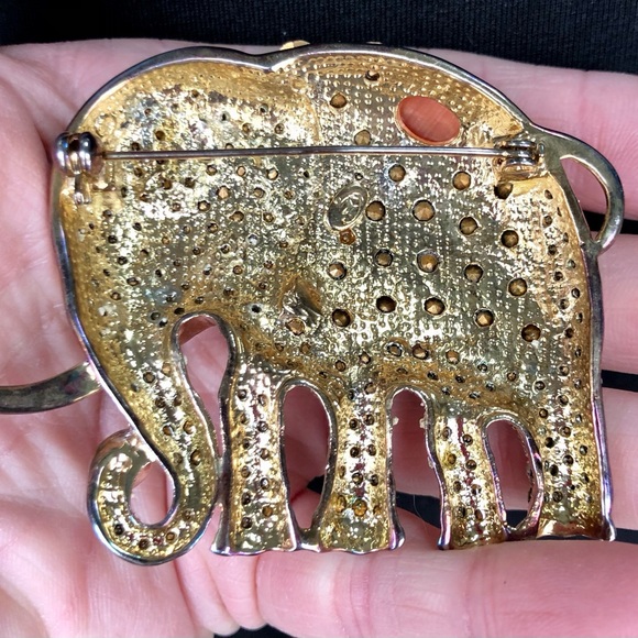 Sparkling elephant brooch-rhinestones and coral-like cabachon. Silver/gold tones - Picture 5 of 8